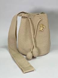 Mochila mediana sin diseño (18 × 22 cm)